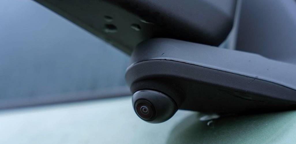 Hình ảnh lắp đặt mắt camera bên gương xe Vinfast VF3